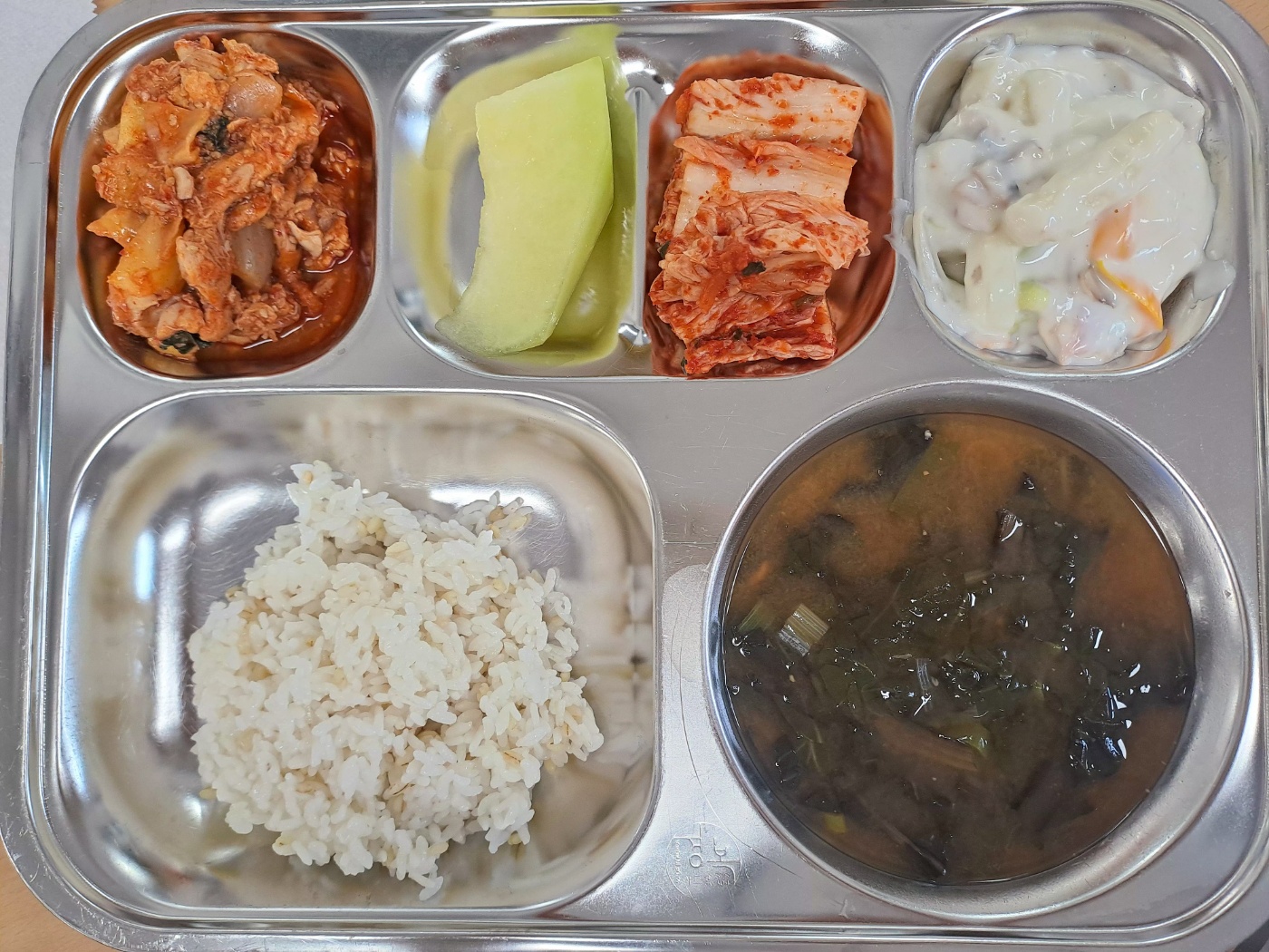 압맥밥(*)
건새우근대된장국(*) (5.6.9)
닭갈비(*) (5.6.13.15)
크림소스 떡볶이 (2.5.10.13)
배추김치(*) (9)
멜론(*)